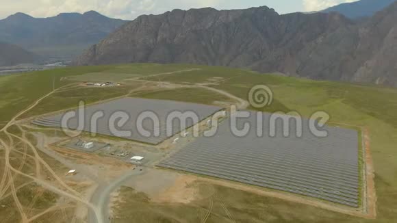 空中沙漠景观大型工业太阳能农场生产集中太阳能围绕着山和视频的预览图