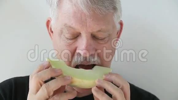 老人吃蜜瓜视频的预览图