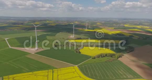 油菜田中部风力涡轮机视频的预览图