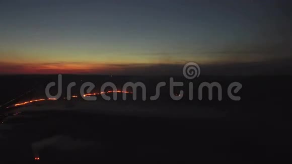 空中火力场夜4K晚上烧田大规模火灾俯视图照相机飞过视频的预览图