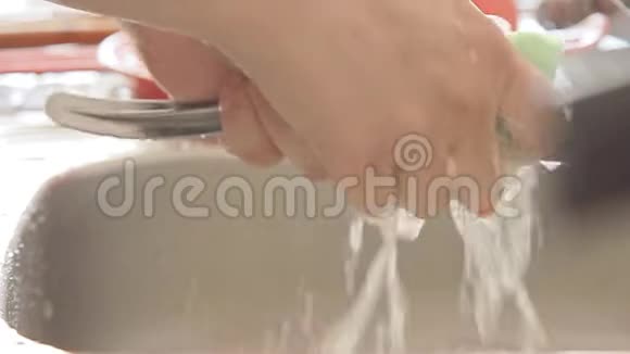 女人洗厨房用具视频的预览图