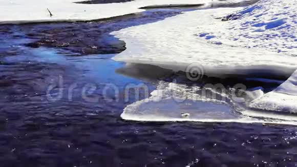 春天的河流在冰中弯曲视频的预览图