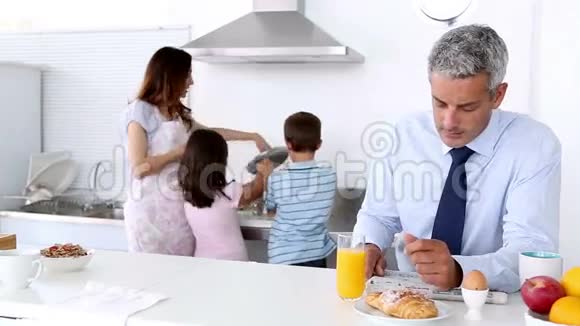 家庭烹饪早餐视频的预览图