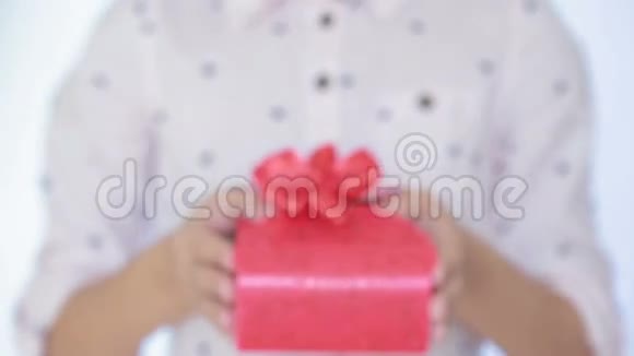 女孩在盒子里送礼物视频的预览图