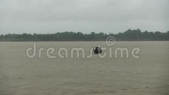 雨水渔船湄公河柬埔寨视频的预览图