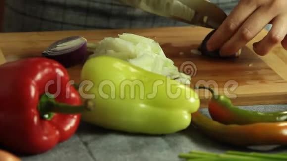 女人一边切蔬菜一边煮红薯玉米饼视频的预览图
