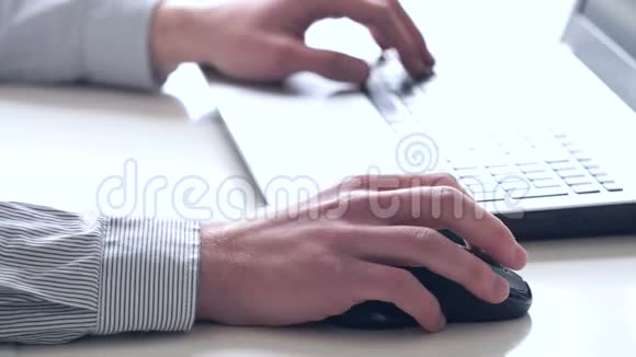 手和键盘的特写在笔记本电脑上工作的职员视频的预览图