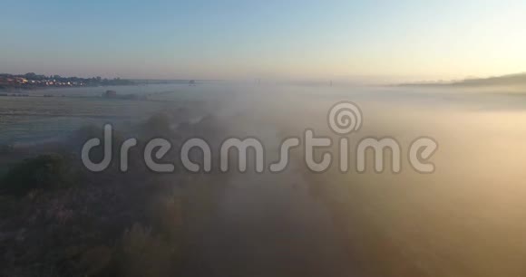 带雾室内教堂和河流的村庄空中景色视频的预览图