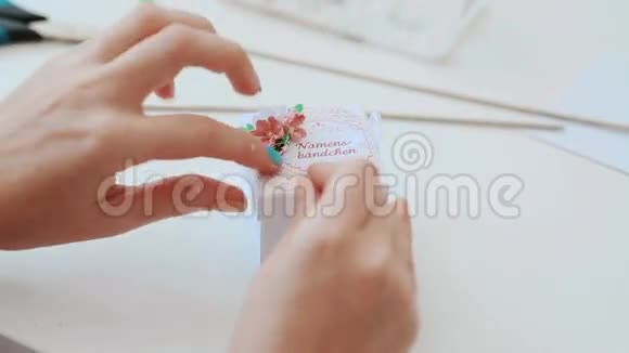女人做盒子装饰品手工制作手工制作的盒子字母和数字的制作手工缝制项目视频的预览图