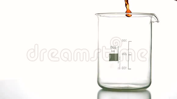 橙色液体倒入烧杯视频的预览图