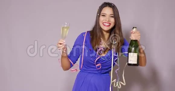 年轻女子庆祝新年视频的预览图