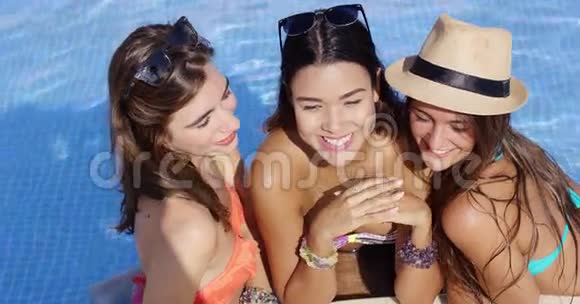 三个漂亮的年轻女朋友视频的预览图