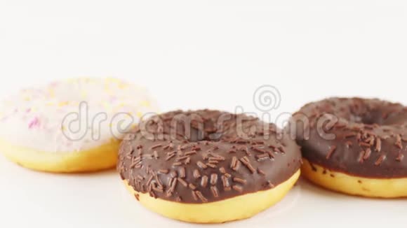 白色桌子上放着甜白和巧克力甜甜圈视频的预览图