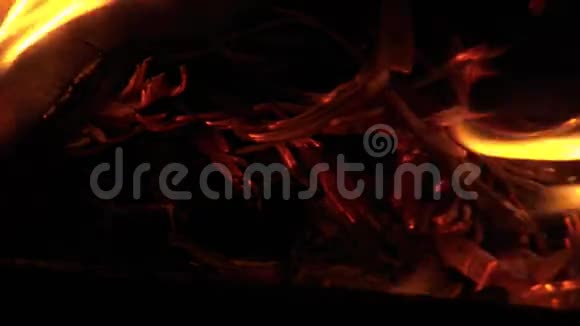 在夜晚燃烧火焰和燃烧视频的预览图
