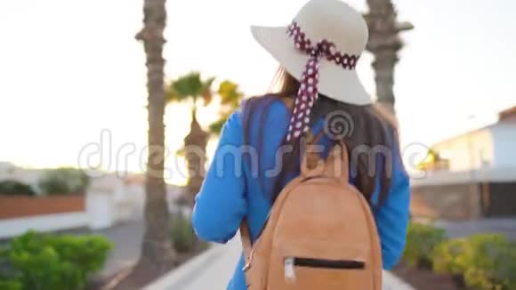 摄影女游客在日落时分用相机在美丽的热带风景中拍照视频的预览图