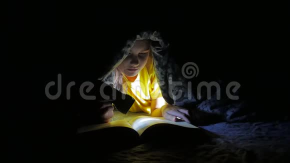 儿童阅读女孩晚上看书手电筒小孩躺在毯子下面视频的预览图