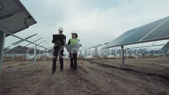穿着太阳能板走路的工人视频的预览图