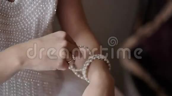 新娘戴手镯视频的预览图