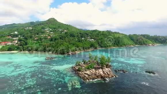 塞舌尔群岛马河岛AnseRoyale海滩的鸟瞰图视频的预览图