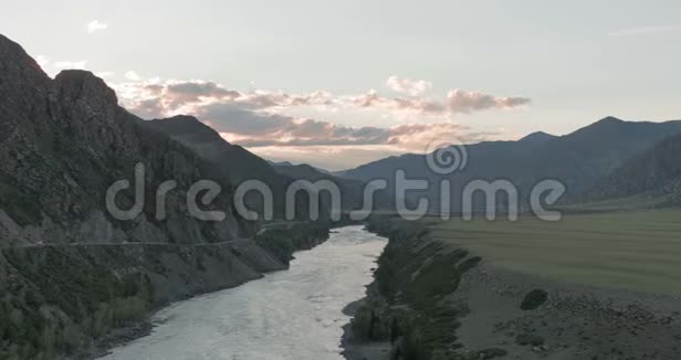 时光翻浪浪花和泡沫河卡屯在阿尔泰山俄罗斯西伯利亚视频的预览图