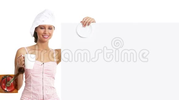 厨师女士展示带杯子的广告牌咖啡促销视频的预览图