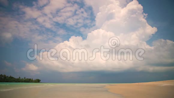 自然景观令人惊叹的景色阳光明媚的一天带棕榈树的沙滩背景是蔚蓝的海水和蓝天视频的预览图