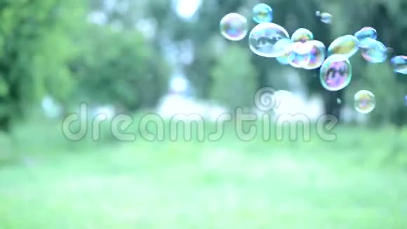 肥皂泡漂浮在射击周围视频的预览图