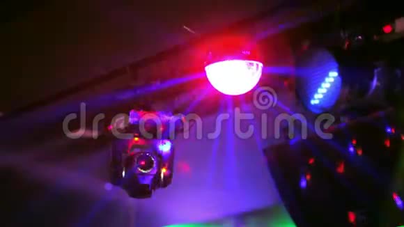 俱乐部迪斯科舞厅闪烁的彩灯视频的预览图