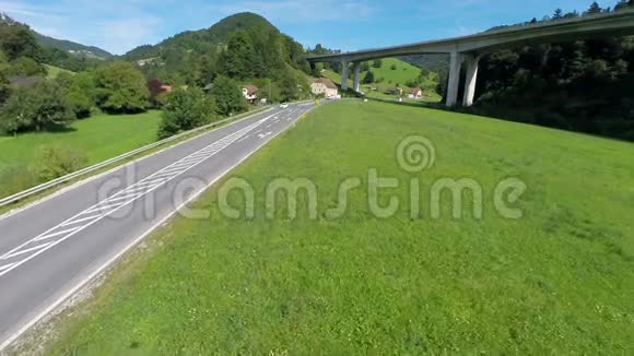 高速公路山谷中的高速公路和桥梁视频的预览图