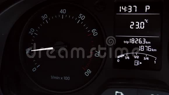 汽车仪表面板显示转速和高速视频的预览图