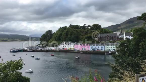 苏格兰斯凯岛波特里五颜六色的建筑景观视频的预览图