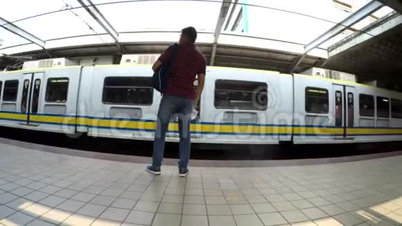 从车站出发的轻轨列车视频的预览图