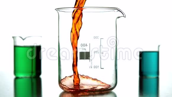 橙色液体倒入烧杯视频的预览图