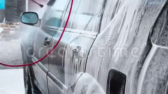 自助洗车过程慢动作视频高压洗车机喷水视频的预览图