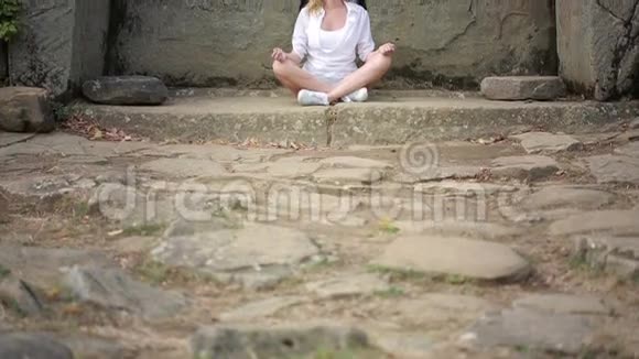 坐在石头上沉思的女人视频的预览图