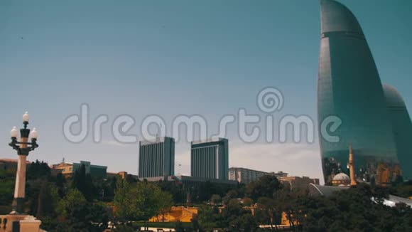 巴库大堤火焰塔景观阿塞拜疆视频的预览图