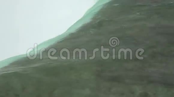在尼亚加拉瀑布马蹄瀑布的边缘降落视频的预览图