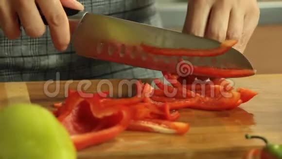 女人切蔬菜煮红薯玉米饼视频的预览图