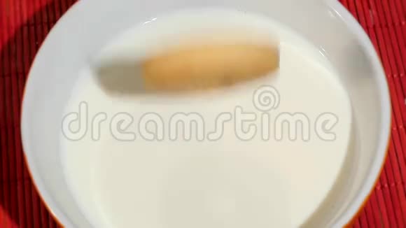 早餐时间饼干和鲜奶视频的预览图
