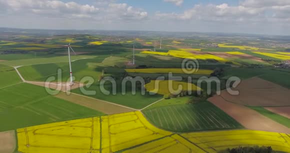 油菜田中部风力涡轮机视频的预览图