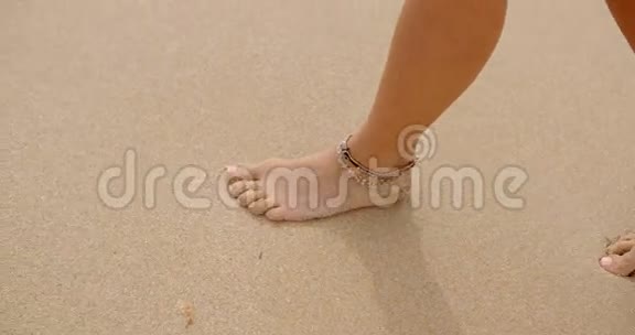 靠近沙滩上行走的女人视频的预览图