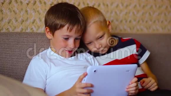 两个男孩坐在白板上玩视频的预览图
