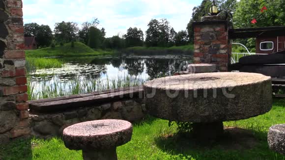 湖边石磨石制的桌子和长凳视频的预览图