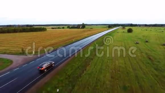 镜头跟车在高速路上空中镜头视频的预览图