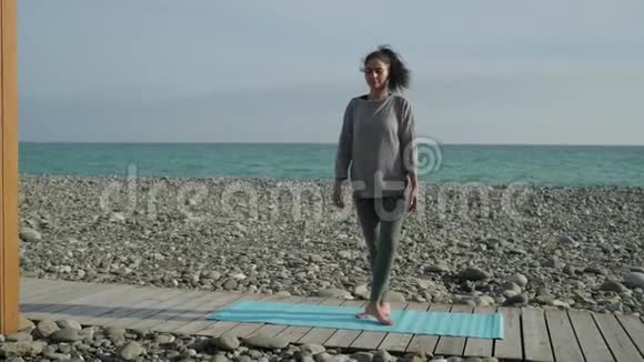 白人年轻女孩做瑜伽运动视频的预览图
