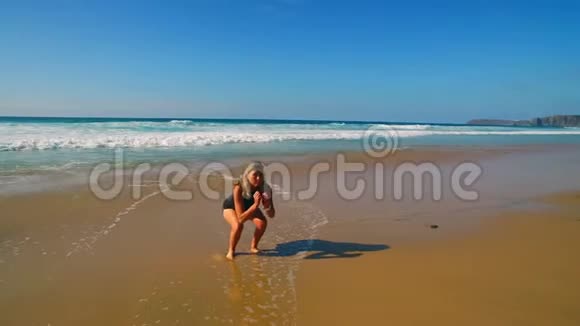 在海滩上闲逛的性感女人视频的预览图