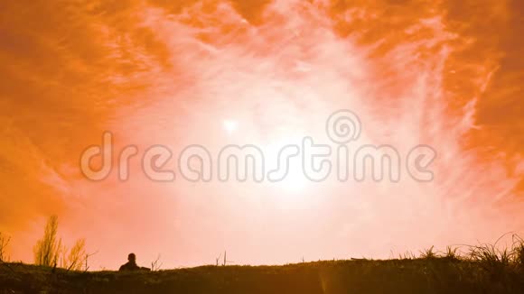 剪影阳光游客徒步旅行者背着背包从山顶欣赏日落景色徒步旅行者的生活方式视频的预览图