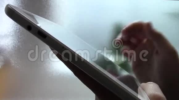 女士手触摸平板电脑表面触摸视频的预览图