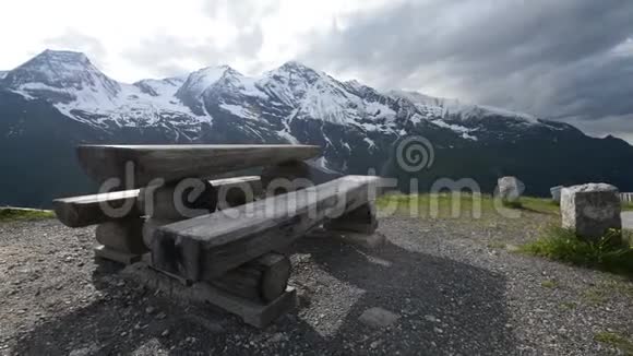 发现在阿尔卑斯山相机倾斜显示美丽的山在意大利视频的预览图