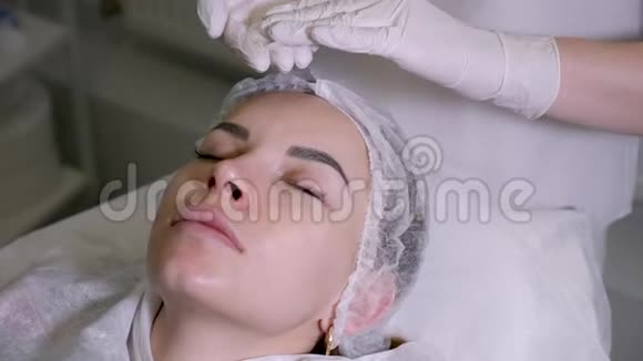 美容师对躺在沙发上的面霜病人进行了涂抹视频的预览图